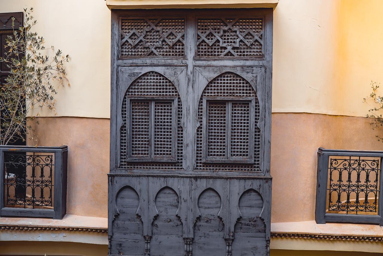 Ambre Epices Medina Riad Marrakesch Exterior foto A window with a mashrabiya in Marrakech, Morocco