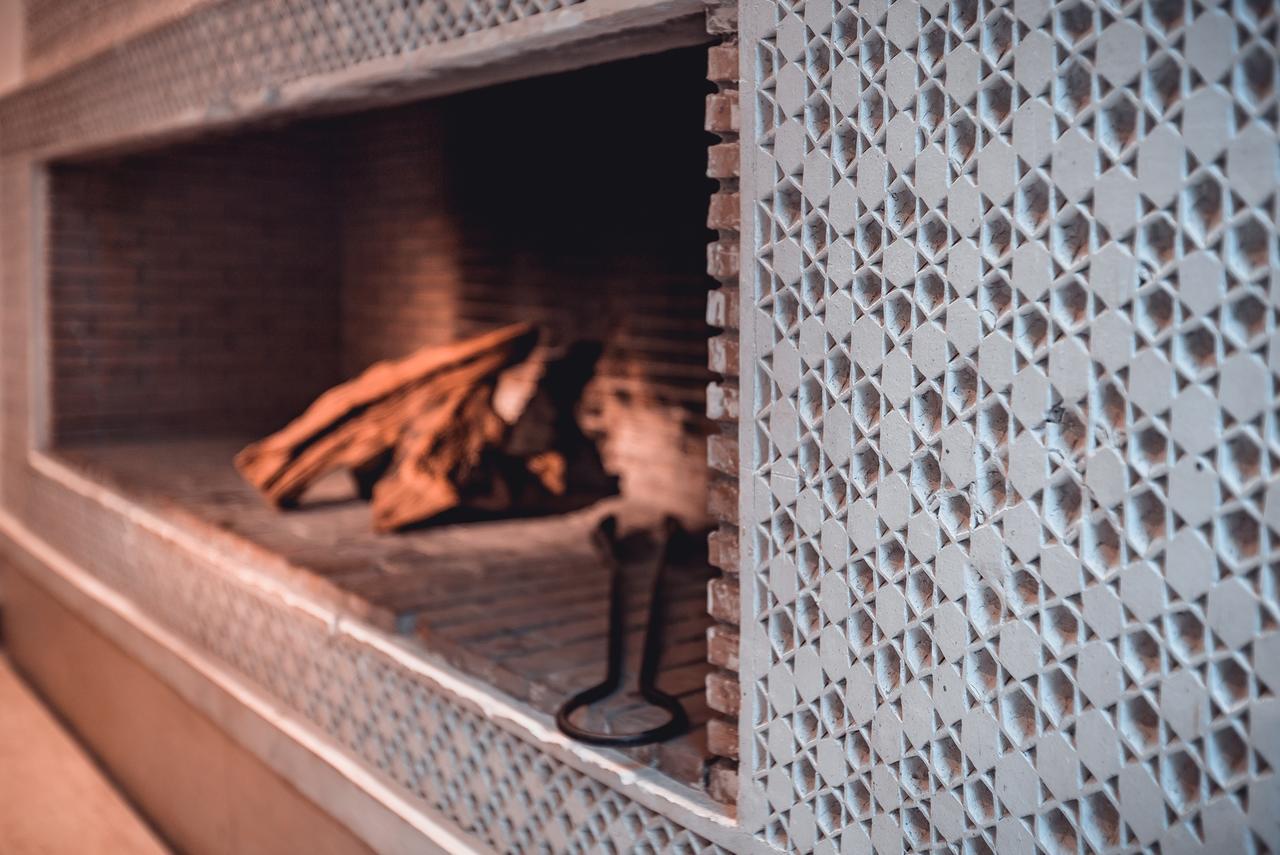 Ambre Epices Medina Riad Marrakesch Exterior foto A fireplace with perforated metal